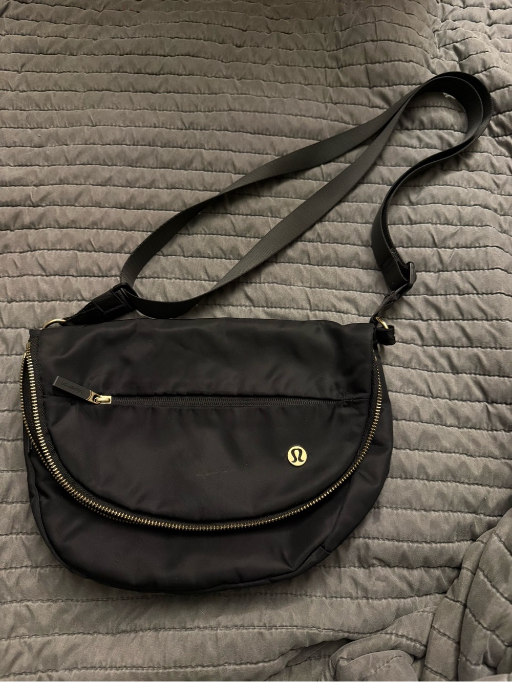 Lululemon Black/Gold All Night Festival Bag 5L - Picture 4 of 6